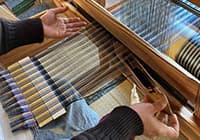 経糸の所に緯糸を投げて入れる