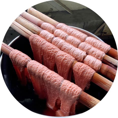 染色、整経、織りまで自社工房の職人が織り上げる